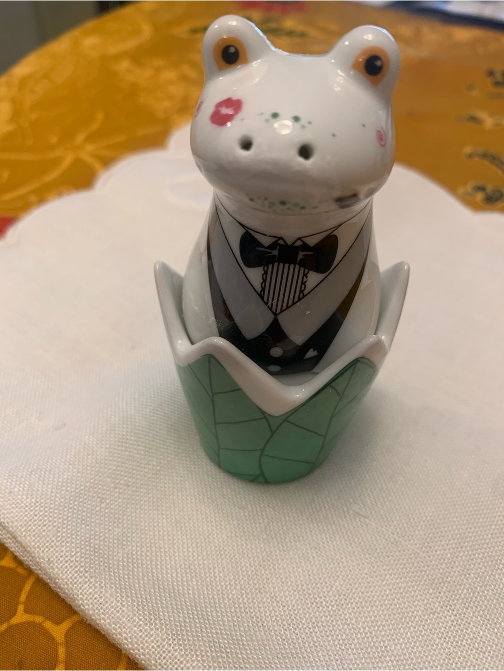 Frog in a tux Salt and Pepper Shakers